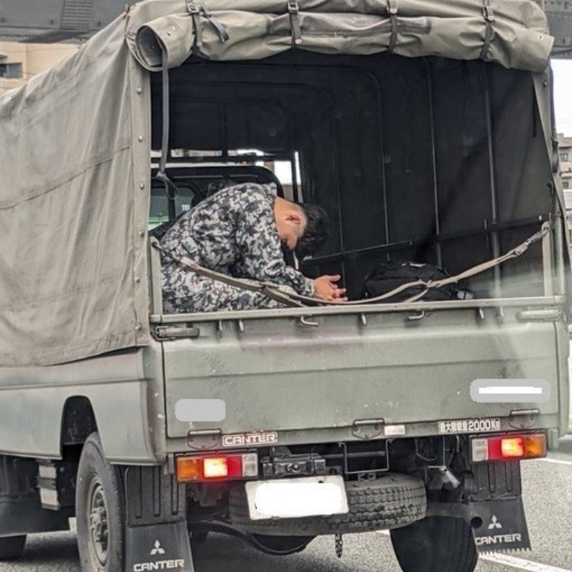 【我慢の限界！】トラックの荷台で隊員を運ぶ、自衛隊の時代錯誤｜小笠原理恵