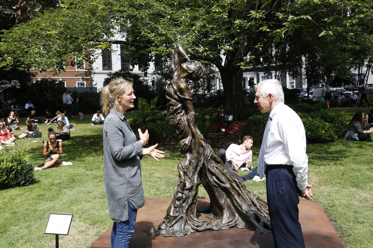 「ライダイハン母子像」を前に彫刻家、レベッカ・ホーキンスさん（左）とジャック・ストロー元英外相＝